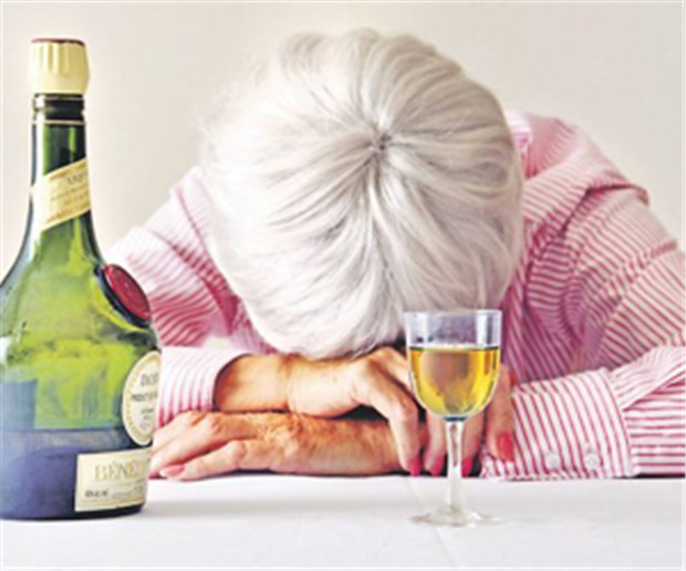 Sucht im Alter - die neue stille Epidemie Einsam und heimlich: Alkoholismus bei älteren Menschen.