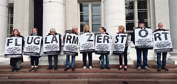 Dauerlärm macht depressiv und herzkrank Fluglärm-Gegner demonstrieren am Donnerstag bei der Vorstellung der Studie vor dem Frankfurter Literaturhaus.