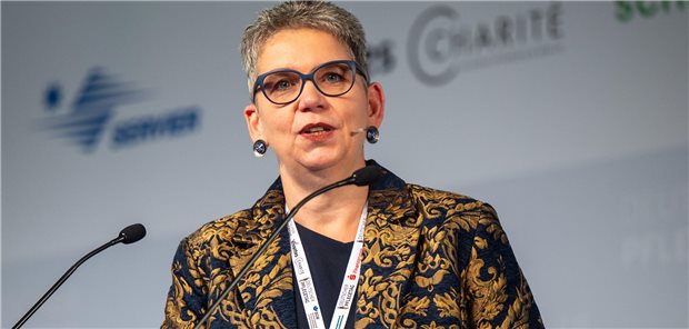 Porträtbild von Christine Vogler, Präsidentin des Deutschen Pflegerats.