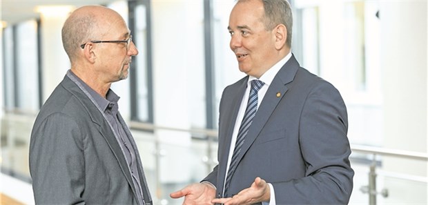 Ärzte ins Boot holen Frank Schöning, Geschäftsführer Bayer Vital GmbH, im Gespräch mit Wolfgang van den Bergh (Ärzte Zeitung).