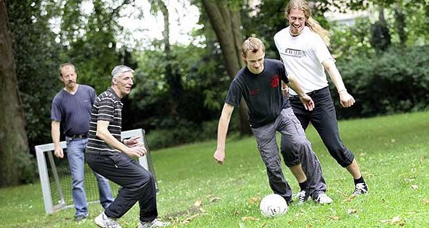 Depressive Männer wollen konkrete Hilfe statt Gesprächsrunden Fußballspiel nach Therapiesitzung: Männer werden auf der Station in Sehnde zu Teamplayern.