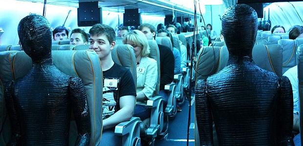 Damit der Flieger zur Wohlfühloase wird Ganz in Blau getaucht: Die "Testpassagiere" in der Flugzeugkabine lassen die unterschiedlichen Lichtfarben auf sich wirken. Vorne im Bild "Thermo-Dummies", mit denen sich die natürliche Wärmeabgabe des Menschen simulieren lässt.