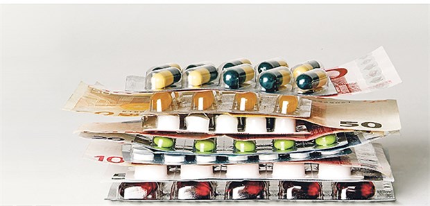 Hecken: Streit ums Geld sorgt für Stillstand in der Versorgung Geldscheine zwischen Arzneimitteln: Für die Erstellung des Medikationsplans erhalten Ärzte Geld, das laut GBA-Chef Hecken fehlinvestiert ist.