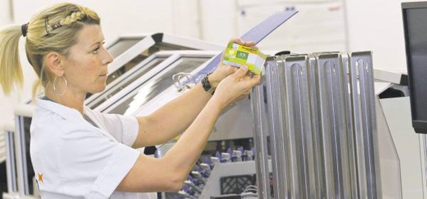 Hochsicherheitstrakt für die E-Card Gemalto stellt 2012 allein 15 Millionen E-Cards für die AOK her.