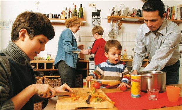 Die Ohrfeige für Paulchen hat ausgedient Gemeinsam kochen, essen, reden: Qualitätsmerkmale eines intakten Familienlebens.