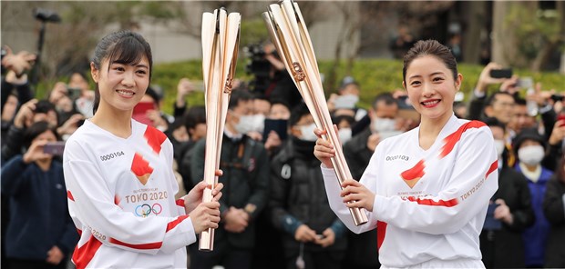 Generalprobe für den Fackellauf zu den „Wiederaufbau-Spielen“ in Tokio: Die offizielle Olympia-Botschafterin Satomi Ishihara (r.) übergibt das Olympische Feuer an ihr Double.