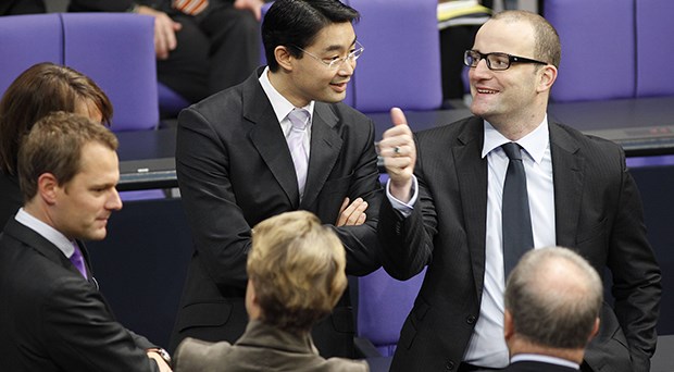 Unions-Pläne zum Versorgungsgesetz: Hehre Ziele und offene Fragen Gesundheitspolitiker im Bundestag: Heitere Stimmung zwischen Gesundheitsminister Rösler und CDU-Mann Spahn. Doch beim geplanten Versorgungsgesetz haben beide noch unterschiedliche Vorstellungen.