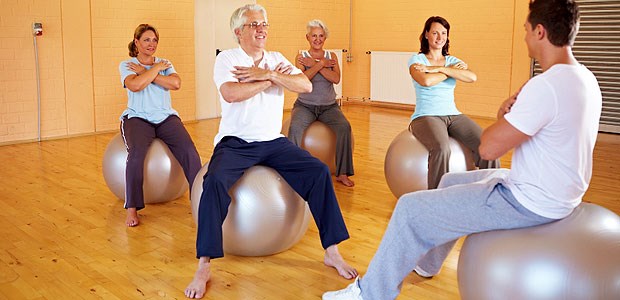 Training mit Gymnastikball hilft bei Rheuma Gymnastikball-Training hat Einfluss auf die Gesamt-Fitness - auch bei Bechterew-Patienten.
