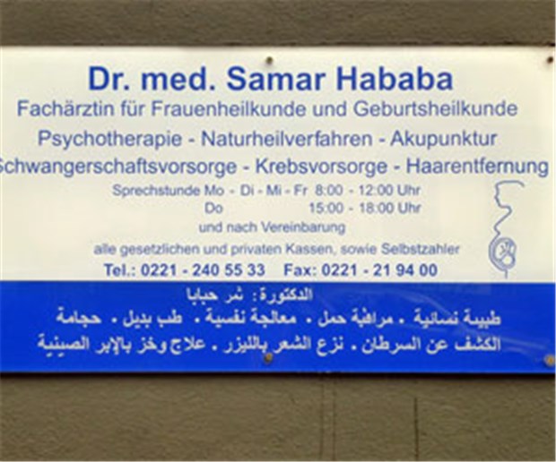 Kölner Frauenärztin mit Hidschab Hababas Praxisschild mit arabischen Schriftzeichen.