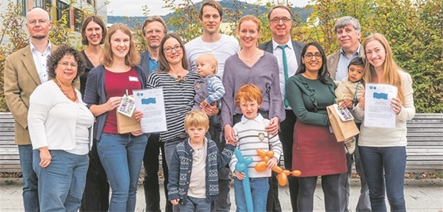 Medizinstudenten als ärztliche Paten für Neugeborene Heidelberger Medizinstudenten feiern mit ihren Lehr-Patenkindern, deren Familien, Kinderärzten und Lehrbeauftragten das zehnjährige Bestehen des Lehrprojekts „Pädiatrisches Patenschaftsprojekt Prävention“.