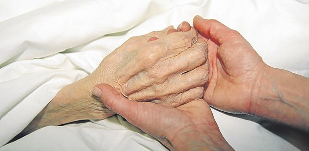 Weiter Streit um ärztliche Sterbebegleitung Helfende Hände: Wird das ärztliche Versorgungsversprechen für die Patienten bis zum Tod eingehalten?