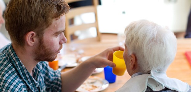 Höhere Gehälter gegen die Pflegekrise Hilfe beim Essen: Thüringen will die Gehälter in der Pflege aufbessern.