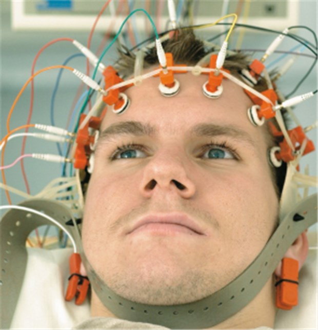 "Seine Würde verliert, wer sich etwas in die Tasche lügt" Hirnforschung mittels eines EEG: "Unsere Würde besteht auch darin, wissenschaftlichen Tatsachen ins Auge zu sehen. © dpa