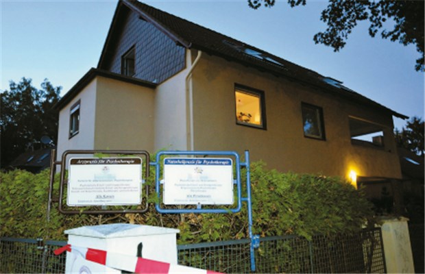 Keine Psychotherapie, sondern fatale Séancen in paramedizinischer Maskerade In diesem Haus im Berliner Stadtteil Hermsdorf sind durch eine Vergiftung zwei Männer ums Leben gekommen, einer lag am Montag noch im Koma.