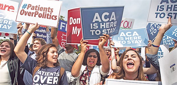 Obamacare wirkt besser als gedacht Jubel: Obamacare-Befürworter freuen sich über eine positive Entscheidung des Obersten Gerichtshofs im Juni.