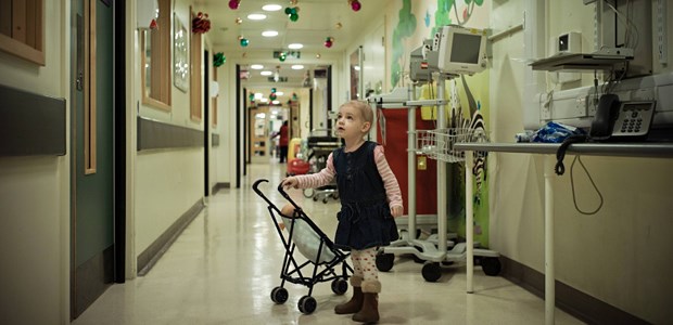 Pflegenotstand in den Kliniken Keine Pflegekräfte zu sehen: Eine kleine Patientin in einer Londoner Krebsklinik.