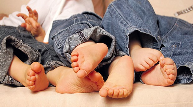 Zeigt her eure Füße - mit sechs Jahren Kleine Kinder haben noch recht gedrungene und platte Füße. Dann wird die Form schlanker, das Fußlängsgewölbe richtet sich auf.