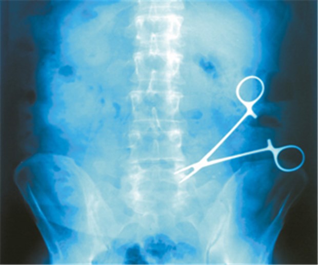 Arzthaftung wird für Kliniken teurer Klemme im Abdomen - bringt Ärzte in die Klemme.