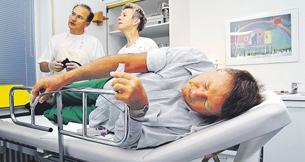 Darmkrebsvorsorge kommt im Ruhrgebiet an Koloskopie-Untersuchung: Ist der Befund nach einem Test positiv, sollen sich die Beschäftigten ärztlich beraten lassen.