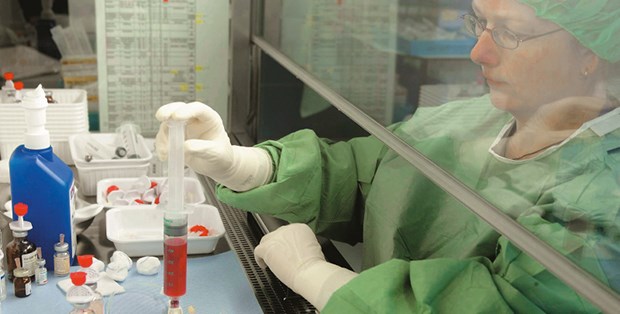 Abgabe in Kliniken immer steuerfrei? Konfektionierung von Zytostatika in der Klinikapotheke: Für ambulante Behandlungen könnten sie womöglich umsatzsteuerfrei sein.