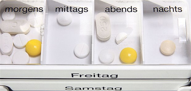 Apotheker im Einsatz auf Stationen Kontrolle der Medikation durch Apotheker auf Station: ein Modell, das in der Klinik Barmbek praktiziert wird.