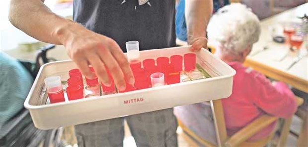 Online-Plattform für Ärzte, Apotheker und Pflegende Medikamentenausgabe im Pflegeheim. Ein Projekt in Münster soll die Kooperation von Ärzten, Apothekern und Pflegenden erleichtern.