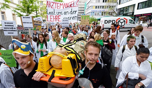 Medizinstudenten-Demo für zukunftsfeste Uni-Finanzierung Medizinstudenten aus Heidelberg und Tübingen demonstrieren am Montag in Stuttgart. Ihre Befürchtung: Mögliche Einsparungen in der Ausbildung.