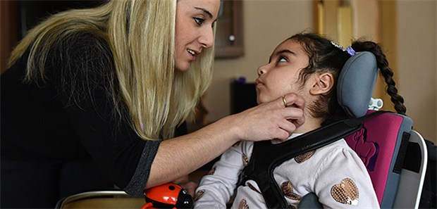 Masern-Patientin Aliana gestorben Mirella Kunzmann (l) streichelt ihre im Rollstuhl sitzende Tochter Aliana.