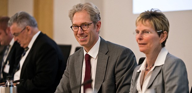 'Ärzte-Bashing werden wir nicht akzeptieren!' Nach den erfolgreichen Wahlgängen war entspanntes Lächeln angesagt. Gassen mit Kollegin Regina Feldmann bei der Pressekonferenz.