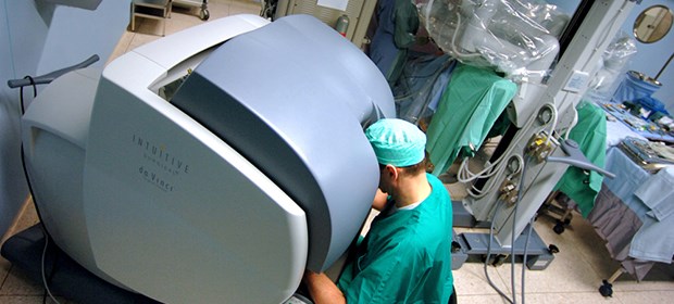 Klinik-Innovationen kommen auf den Prüfstand Op-Roboter in Heidelberg: Neue Methoden in Kliniken kommen künftig schneller in die Nutzenbewertung.