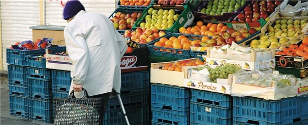 Bei Osteoporose ist Aufklärung angesagt Osteoporose geht mit vielen Risiken einher. Wer gebeugt geht, verliert den Überblick und kann leicht stürzen.