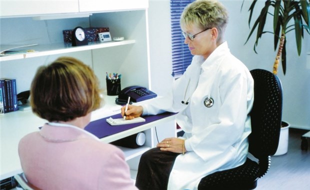 Ältere Patienten fordern bessere Infos über Nebenwirkungen Patientengespräch. Nicht immer sind ältere Menschen zufrieden, wenn sie über verordnete Medikamente informiert werden.