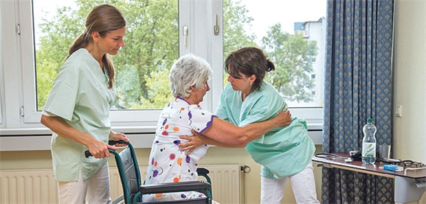 Kinder, Alte und Behinderte kommen zu kurz Pflege im Krankenhaus. Der Ethikrat fürchtet um die Qualität der Behandlung von älteren Menschen.