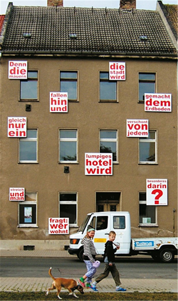 Stadt auf dem Sterbebett - Köthen setzt auf die Homöopathie Prinzip Erstverschlimmerung: Plakate in der Köthener Ludwigstraße. © DZVhÄ