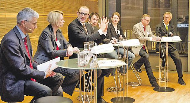 Höhere Steuern gegen Diabetes Prof. Michael Stumvoll (Leipzig), Prof. Beate Kretschmer (Lilly), Jens Spahn, CDU, Prof. Joachim Spranger (Berlin), Nicole Maisch (Grüne), Dr. Wolfgang Panter (Betriebsärzte), Prof. Thomas Danne (diabetesDE) (v.l.).