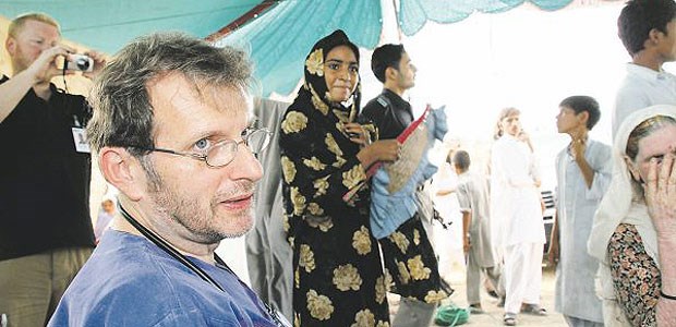 Arzt hilft Ärmsten und Obdachlosen Professor Gerhard Trabert bei einem Hilfseinsatz in Pakistan für die Organisation Humedica.