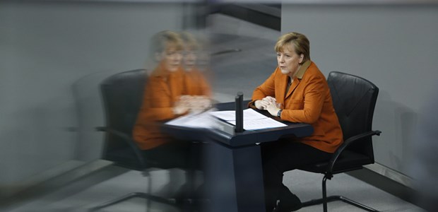 Merkels Gesundheitspolitik passte in 133 Sekunden Regierungserklärung im Sitzen: Die Bundeskanzlerin laboriert immer noch an den Folgen ihres Skiunfalls.
