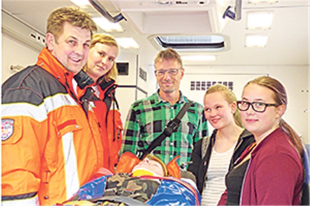 Damit Jugendliche klarer sehen Rettungsassistent Klaus Stiller und Rettungssanitäterin Karola Gerken mit Lehrer Jörn Eden, Ronja Reek auf der Liege, Cathrin Mahlstedt und Milena von Thaden. © Chr. Benecker