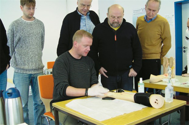 Seemänner lernen erste Hilfe für die große Fahrt Rettungssanitäter Jochen Bokemeyer erklärt Seemännern, wie man eine Infusion vorbereitet.