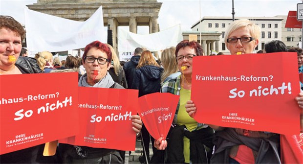 Unikliniken in Alarmstimmung Rote Karte für die Reform: Demonstranten vor dem Brandenburger Tor beim Aktionstag der Deutschen Krankenhausgesellschaft am 23. September in Berlin.