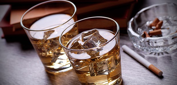 Hirn altert mit Tabak und Alkohol Schlecht fürs Gehirn: Schnaps und Kippe.