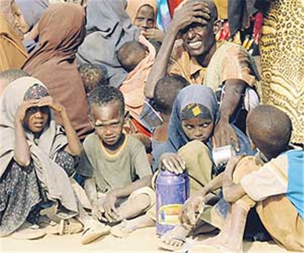 Hungersnot in Afrika: Ärzte ohne Grenzen schlagen Alarm Somalische Kinder warten im momentan allein von Ärzte ohne Grenzen betreuten Lager Dagahaley in Kenia auf Hilfe.