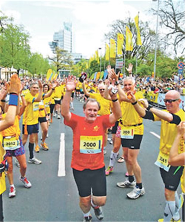 Erfolgsgeschichte geht in neue Runde Spalier für den Rekord-Marathonläufer Christian Hottas.