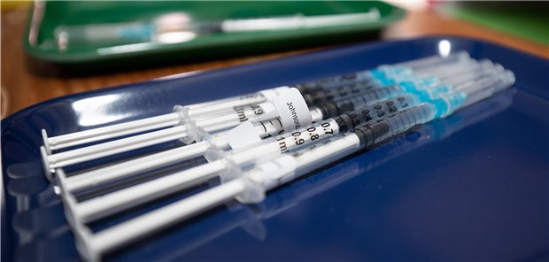 Allgemeine Impfpflicht? Ethikexpertinnen eher skeptisch Spritzen mit der Corona-Vakzine: Sollen die Bundesbürger zur Impfung verpflichtet werden? Eine gestufte Impfpflicht könnte sich Medizinethikerin Christiane Woopen vorstellen.