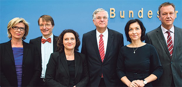 Parlamentarier wollen Ärzte rechtlich absichern Stellten ein Eckpunktepapier zur Sterbehilfedebatte vor: Dagmar Wöhrl (CSU), Karl Lauterbach (SPD), Carola Reimann (SPD), Peter Hintze (CDU), Katherina Reiche (CDU) und Burkhard Lischka (SPD) (von links).