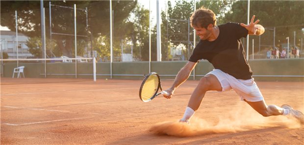 Tennis keinesfalls im Einzel? Der Rat, mit einer künstlichen Knieendoprothese keinen intensiven Sport zu treiben, scheint überholt.