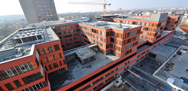 Sana soll Klinikum fit machen Tiefrot wie die Schulden: der Neubau am Klinikum Offenbach. Nun übernimmt Sana das Regiment.