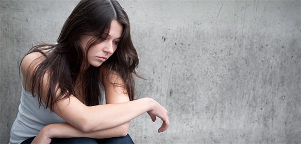 Wurde das Kind mit dem Bade ausgeschüttet? Trauriges Mädchen: Bei Depressionen ist die schlechteste Lösung gar keine Therapie.
