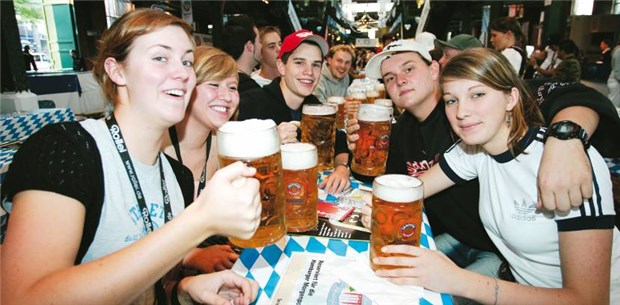 Seltener Komasaufen - Erfolg bei Modellprojekt Trinken, bis der Arzt kommt? Manche Jugendliche kennen keine Grenzen.