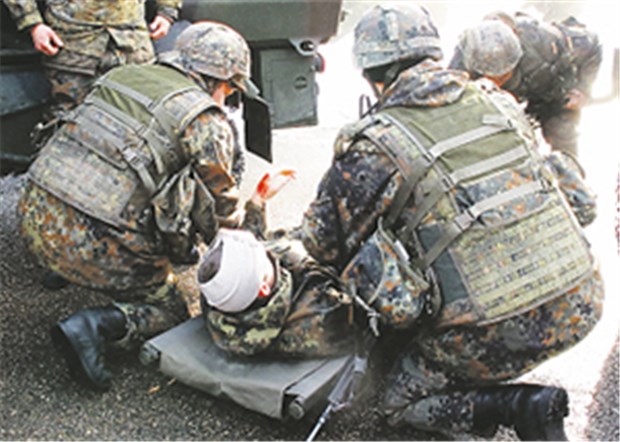 Afghanistan-Einsatz wird auch für Ärzte gefährlicher Üben für den Auslandseinsatz: Am Sanitätslehrregiment im bayerischen Feldkirchen werden Sanitätsoffiziere für den Ernstfall ausgebildet.